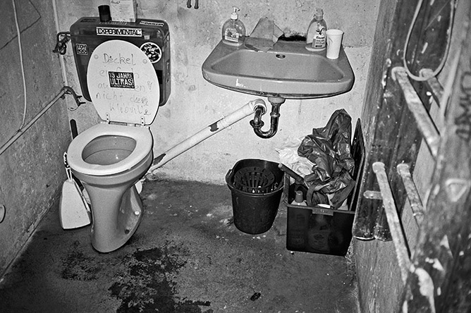 toilet, restroom, Brause, Metzgerei Schnitzel e.V., Contax T3, TMax400, analog, s/w, b/w