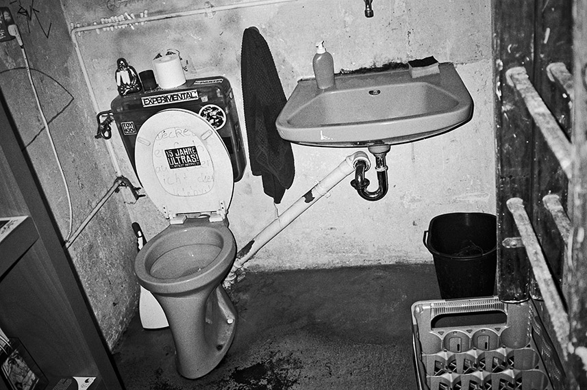 Toilet, restroom, Brause, Metzgerei Schnitzel e.V., Contax T3, TMax400, analog, s/w, b/w