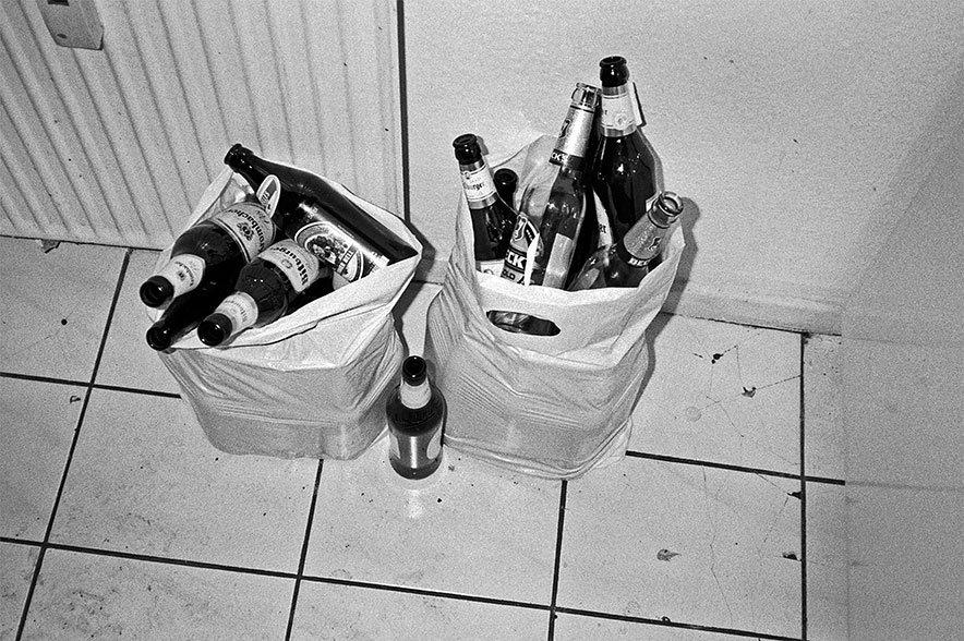 analog, analogfotografie, analogphotography, olympus XA, Agfa APX 100, Xtol, black and white, schwarz-weiss, point and shoot, beer, bottles, bag, kitchen