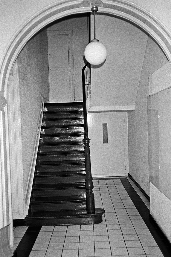 analog, analogfotografie, analogphotography, olympus XA, Agfa APX 100, Xtol, black and white, schwarz-weiss, point and shoot, floor, spooky, house