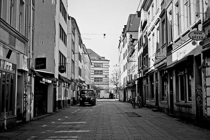 Kurze Strasse, Altstadt, covid 19, Düsseldorf, analog, analogfotografie, analogphotography, Kodak Tmax 400, Leica, Leica minilux, sw, bw