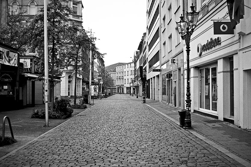 street, strasse, analog, analogphotografie, analogphotography, black and white, monochrom, point and shoot, covid 19, photoblog, photostory, analog photo blog, Düsseldorf