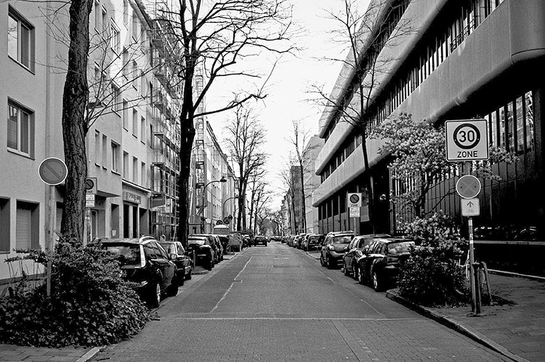 street, strasse, analog, analogphotografie, analogphotography, black and white, monochrom, point and shoot, covid 19, photoblog, photostory, analog photo blog, Düsseldorf