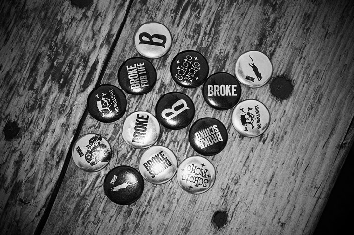 Broke, FotoSchiko, Buttons
