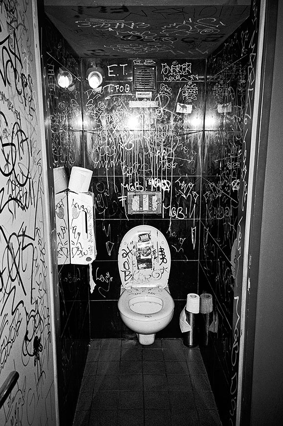 Salon des Amateurs, toilet