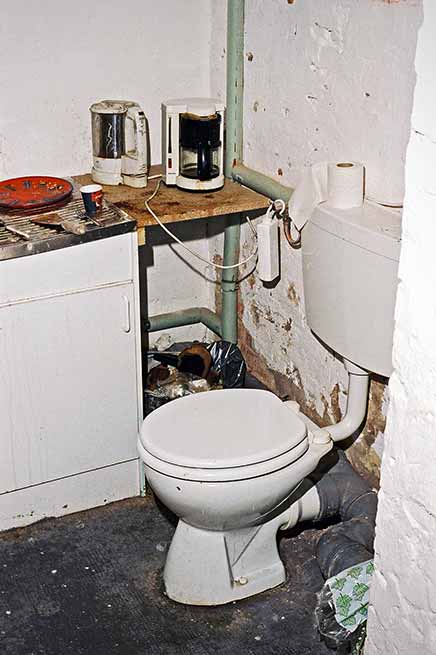 analog, s/w, schwarz-weiss, b/w, black and white, TMax400, FotoSchiko, Schiko, Foto Schiko, fotoschiko, Toilet, toilet, Toilette, toilette, Atelier