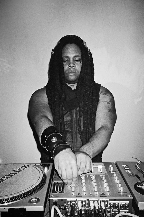hieroglyphic being, salon des amateurs, can you dance?, analoge Photographie, analoge fotografie, analoge photos, analoge fotos, analogphotographie, analogfotografie, analoge bilder, schwarz-weiss bilder, schwarz-weiss photos, schwarz-weiss fotos, analog,