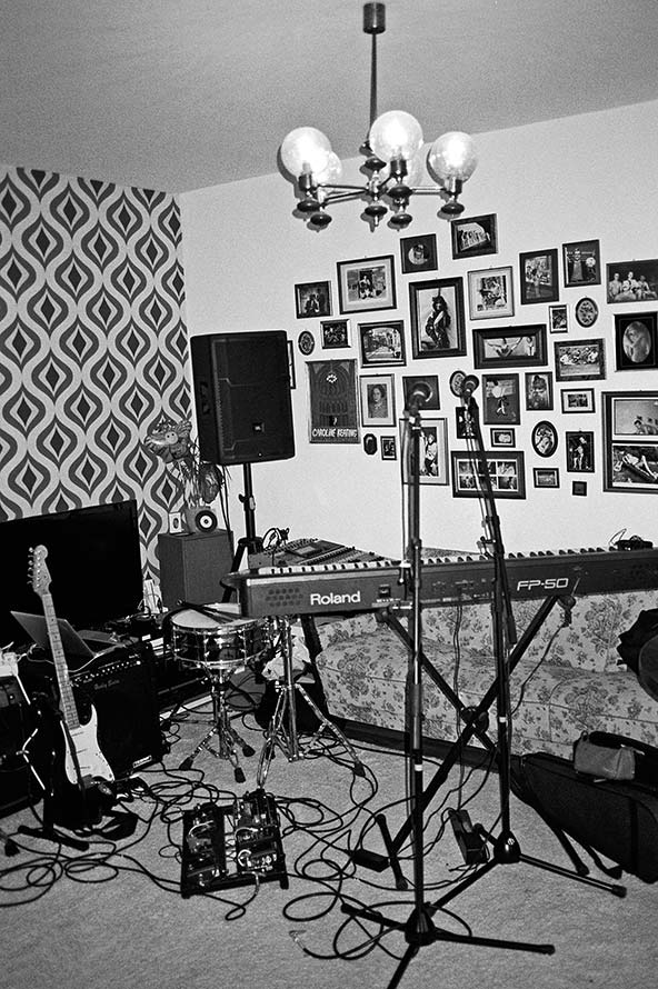 Andre, Wohnzimmerkonzert, analoge Photographie, analoge fotografie, analoge photos, analoge fotos, analogphotographie, analogfotografie, analoge bilder, schwarz-weiss bilder, schwarz-weiss photos, schwarz-weiss fotos, analog, Schiko, FotoSchiko, Fotoschik