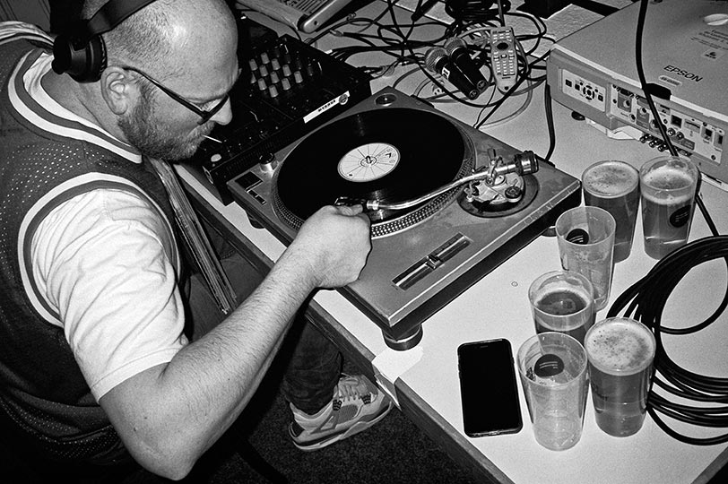 analog photography, analoge Fotografie, Analogbilder, Contax T3, Tmax400, sw, Schwarzweiss, Schwarz-Weiss, bw, Black and white, bnw, Team fukk you it's magic, Benjamin Doe, Filmmuseum Düsseldorf, Filmfest Düsseldorf, Filmfest, Vinyl, Mk2, Technics Mk2, 
