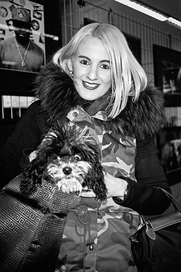 Girl, Girl with dog, girl dog, analogfotografie, analogphotography, bw, sw, Kodak Tmax400
