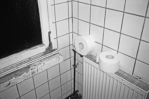 analogphotography, analogfotografie, filmfeed, 35mm, 35mmfilm, contax t3, kodak tmax 400, point and shoot, musicphotography, deutschrap, docu, documentary, fotoreportage, photostory, bw, black and white, schwarzweiss, veedel kaztro, young paul, Büdchenta