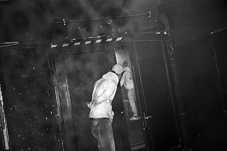 analogphotography, analogfotografie, filmfeed, 35mm, 35mmfilm, contax t3, kodak tmax 400, point and shoot, musicphotography, deutschrap, docu, documentary, fotoreportage, photostory, bw, black and white, schwarzweiss, veedel kaztro, young paul, Büdchenta