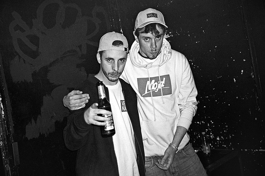 analogphotography, analogfotografie, filmfeed, 35mm, 35mmfilm, contax t3, kodak tmax 400, point and shoot, musicphotography, deutschrap, docu, documentary, fotoreportage, photostory, bw, black and white, schwarzweiss, veedel kaztro, young paul, Büdchenta