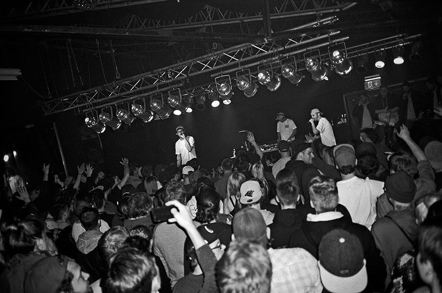 analogphotography, analogfotografie, filmfeed, 35mm, 35mmfilm, contax t3, kodak tmax 400, point and shoot, musicphotography, deutschrap, docu, documentary, fotoreportage, photostory, bw, black and white, schwarzweiss, veedel kaztro, young paul, Büdchenta