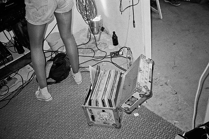 analogphotography, analogfotografie, filmfeed, 35mm, 35mmfilm, contax t3, kodak tmax400, point and shoot, penny, penelope, callshop radio, düsseldorf, royal beat club, rbc