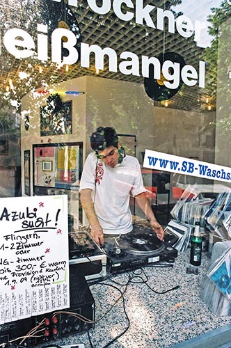 analogphotography, analogfotografie, filmfeed, 35mm, 35mmfilm, contax t3, kodakportapro400, point and shoot, captain flingern, Buckel, Waschsalon, Flingern, Flingern 2004, DüsselDorf Flingern, Dj, elektronische musik, Düsseldorf, Düsseldorf musik