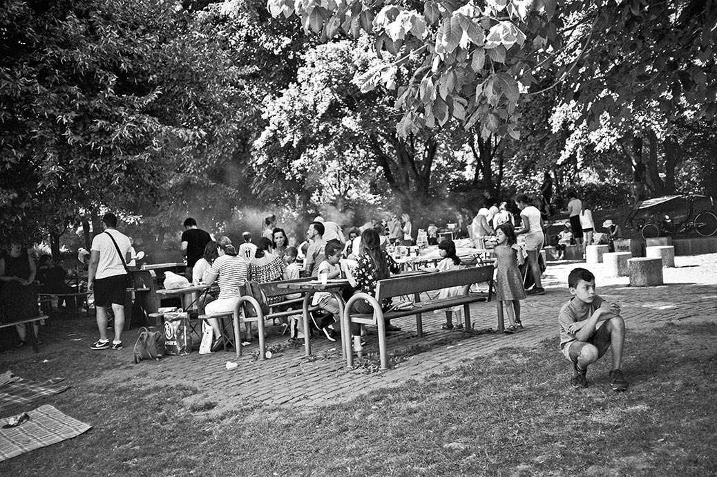 analogphotography, analogfotografie, analog, Leica, Leica minilux, bw, black and white, schwarzweiss, sw, Kodak Tmax 400, filmfeed, analogfeed, analogblog, analogphotoblog, analogfotoblog, point and shoot, compactcamera, düsseldorf, public barbecue