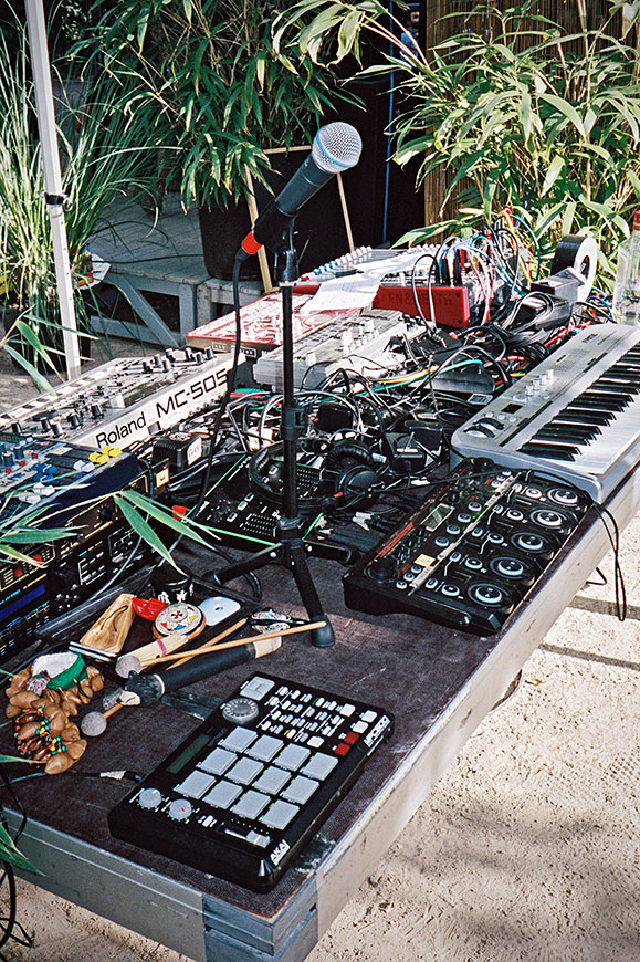 tfgc, suffon, düsseldorf, 4 linden, lucas croon, musician set, analogphotografie, compactcamera, yashica t3, party, electronic, 35mm, 35mm feed, photoblog, fotoblog, sound of düsseldorf, point and shoot