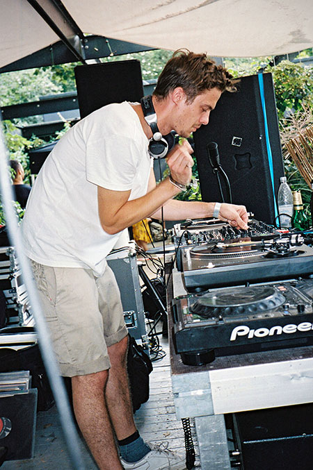 tfgc, suffon, düsseldorf, 4 linden, lucas croon, musician set, analogphotografie, compactcamera, yashica t3, party, electronic, 35mm, 35mm feed, photoblog, fotoblog, sound of düsseldorf, point and shoot, kasper, dj