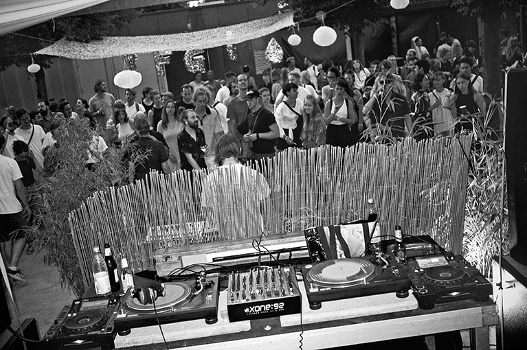 tfgc, suffon, düsseldorf, 4 linden, lucas croon, musician set, analogphotografie, compactcamera, yashica t3, party, electronic, 35mm, 35mm feed, photoblog, fotoblog, sound of düsseldorf, point and shoot