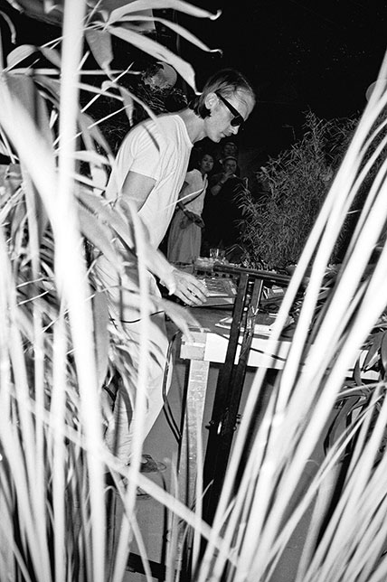 tfgc, suffon, düsseldorf, 4 linden, lucas croon, musician set, analogphotografie, compactcamera, yashica t3, party, electronic, 35mm, 35mm feed, photoblog, fotoblog, sound of düsseldorf, point and shoot