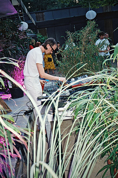 tfgc, suffon, düsseldorf, 4 linden, lucas croon, musician set, analogphotografie, compactcamera, yashica t3, party, electronic, 35mm, 35mm feed, photoblog, fotoblog, sound of düsseldorf, point and shoot