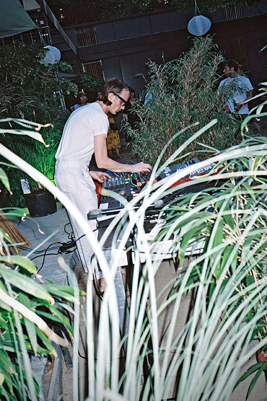 tfgc, suffon, düsseldorf, 4 linden, lucas croon, musician set, analogphotografie, compactcamera, yashica t3, party, electronic, 35mm, 35mm feed, photoblog, fotoblog, sound of düsseldorf, point and shoot