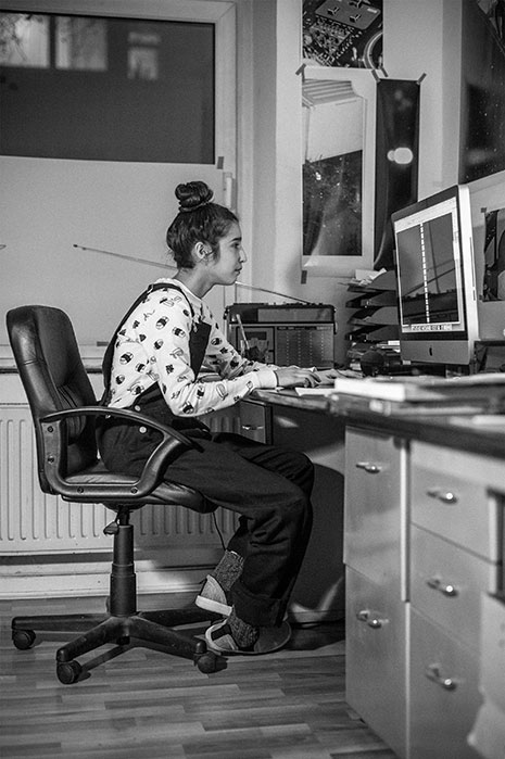 Rebeka, office, fotoschiko, canon 6D, bw, schwarz-weiss, girl, working, photoportfolio, fashion, sushi, good looking, workflow, sweet, sweet girl
