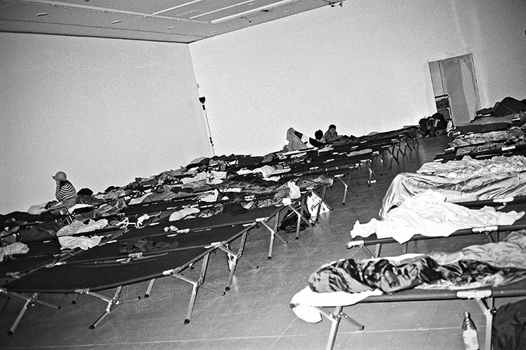 NRW Forum, analogphotography, Leica minilux, Meta Marathon, Düsseldorf, Düsseldorf Museum, Schlafraum, Feldbetten, Kodak Tmax 400, analogfotografie, 