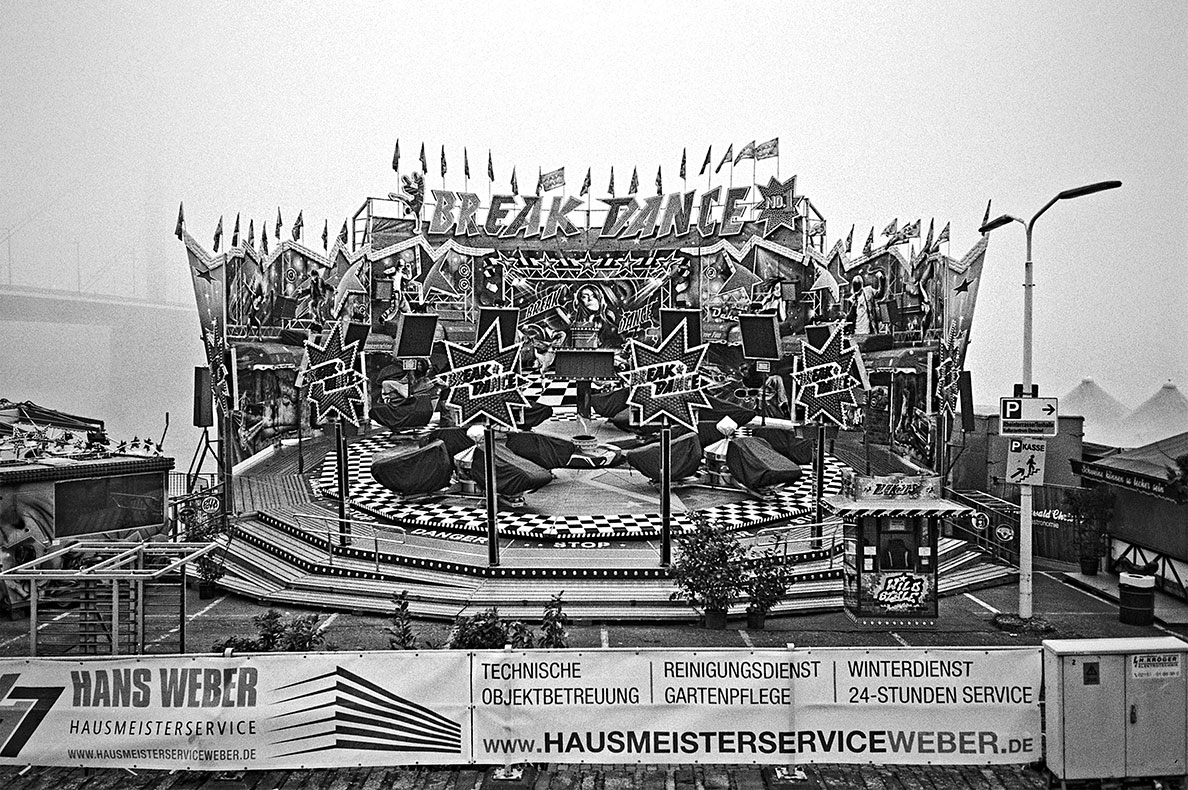 Break Dance, roundabout, Kirmes, fog, nebel, olympus mju2, kodak Tmax 400, analogphotography, point and shoot
