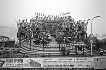 Break Dance, roundabout, Kirmes, fog, nebel, olympus mju2, kodak Tmax 400, analogphotography, point and shoot