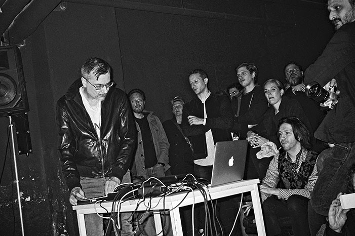 Filmwerkstatt Düsseldorf, Kreidler, Kreidler band, Düsseldorf, Düsseldorf music, sound of Düsseldorf, Analogfotografie, analogphotography, Leica minilux, Kodak Tmax 400, point and shoot, stay broke shoot film, 35mm, Kleinbild, sw, Schwarz-Weiss