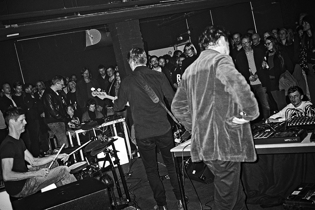 Filmwerkstatt Düsseldorf, Kreidler, Kreidler band, Düsseldorf, Düsseldorf music, sound of Düsseldorf, Analogfotografie, analogphotography, Leica minilux, Kodak Tmax 400, point and shoot, stay broke shoot film, 35mm, Kleinbild, sw, Schwarz-Weiss