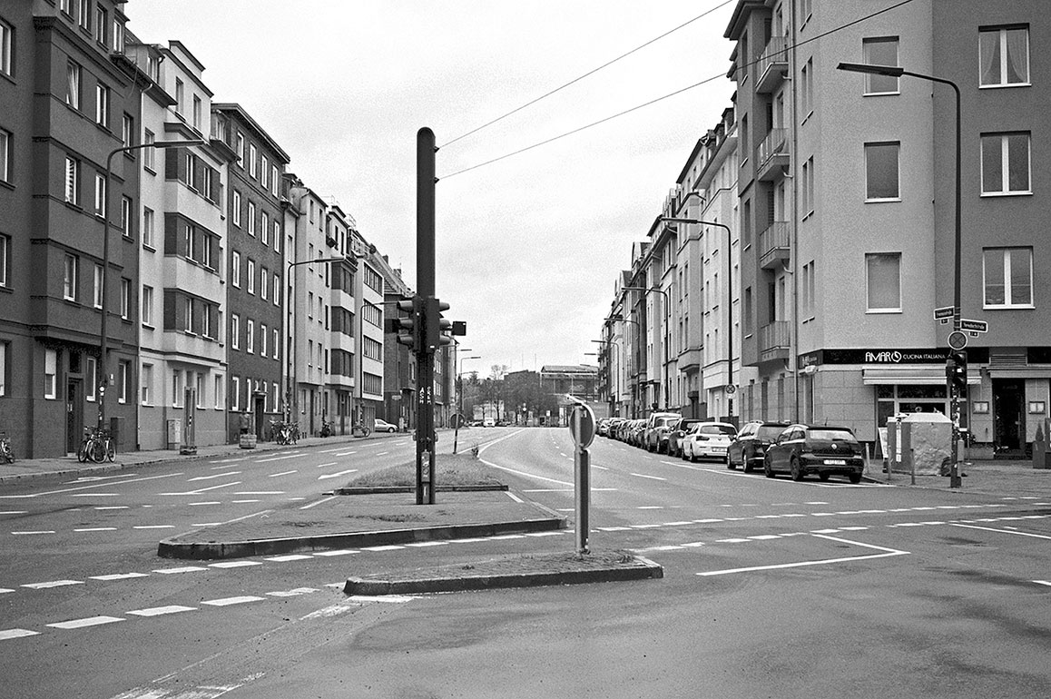 Erasmusstrasse, crossing, street, city, Düsseldorf, Corona, Covid 19, analogfotografie, Leica minilux, Kodak Tmax 400, point and shoot, analogphotography