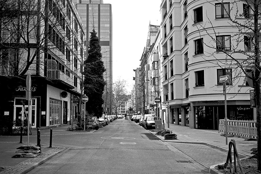 Adersstrasse, Bilk, crossing, street, city, Düsseldorf, Corona, Covid 19, analogfotografie, Leica minilux, Kodak Tmax 400, point and shoot, analogphotography