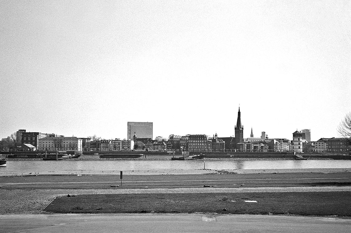 Altstadt, Skyline, Kunstakademie, St. Lambertus, Schlossturm, Düsseldorf, Corona, Covid 19, analogfotografie, Leica minilux, Kodak Tmax 400, point and shoot, analogphotography, skyline, Rhein, rhine, river, rhine germany