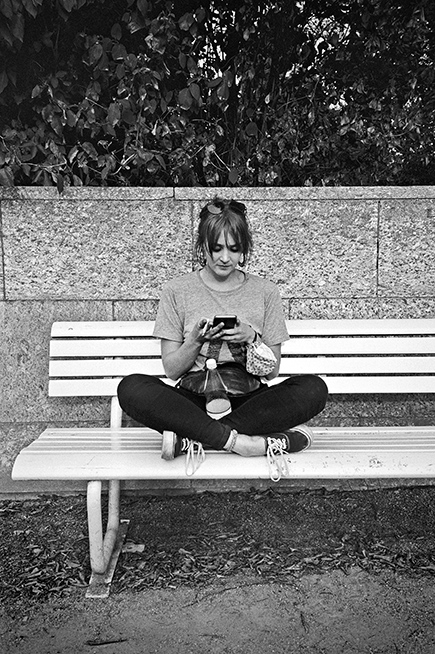 New Fall Festival, Festival, Düsseldorf, NRW Forum, Ehrenhof, Summer Edition, Analogfotografie, analogphotography, Olympus mju 2, point and shoot, stay broke shoot film, 35mm, on film black and white, girl, sevice, cellphone, smartphone