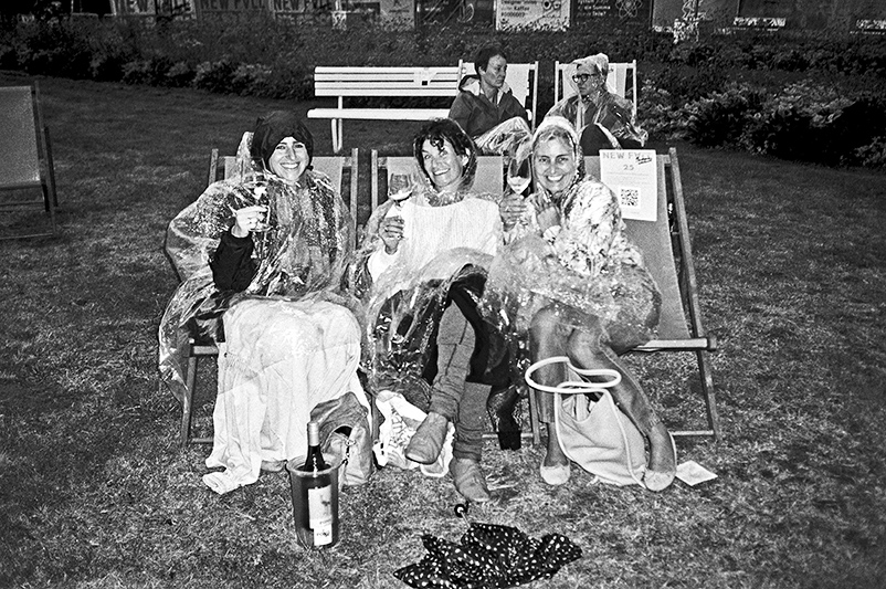 New Fall Festival, Festival, Düsseldorf, NRW Forum, Ehrenhof, Summer Edition, Analogfotografie, analogphotography, Olympus mju 2, point and shoot, stay broke shoot film, 35mm, on film black and white,